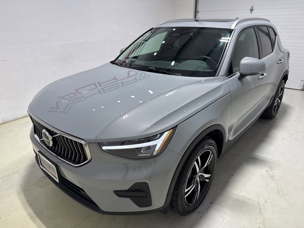 Used 2025 Volvo XC40 B5 Core image 9