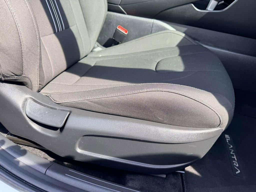 Used 2025 Hyundai Elantra Sport FWD image 13