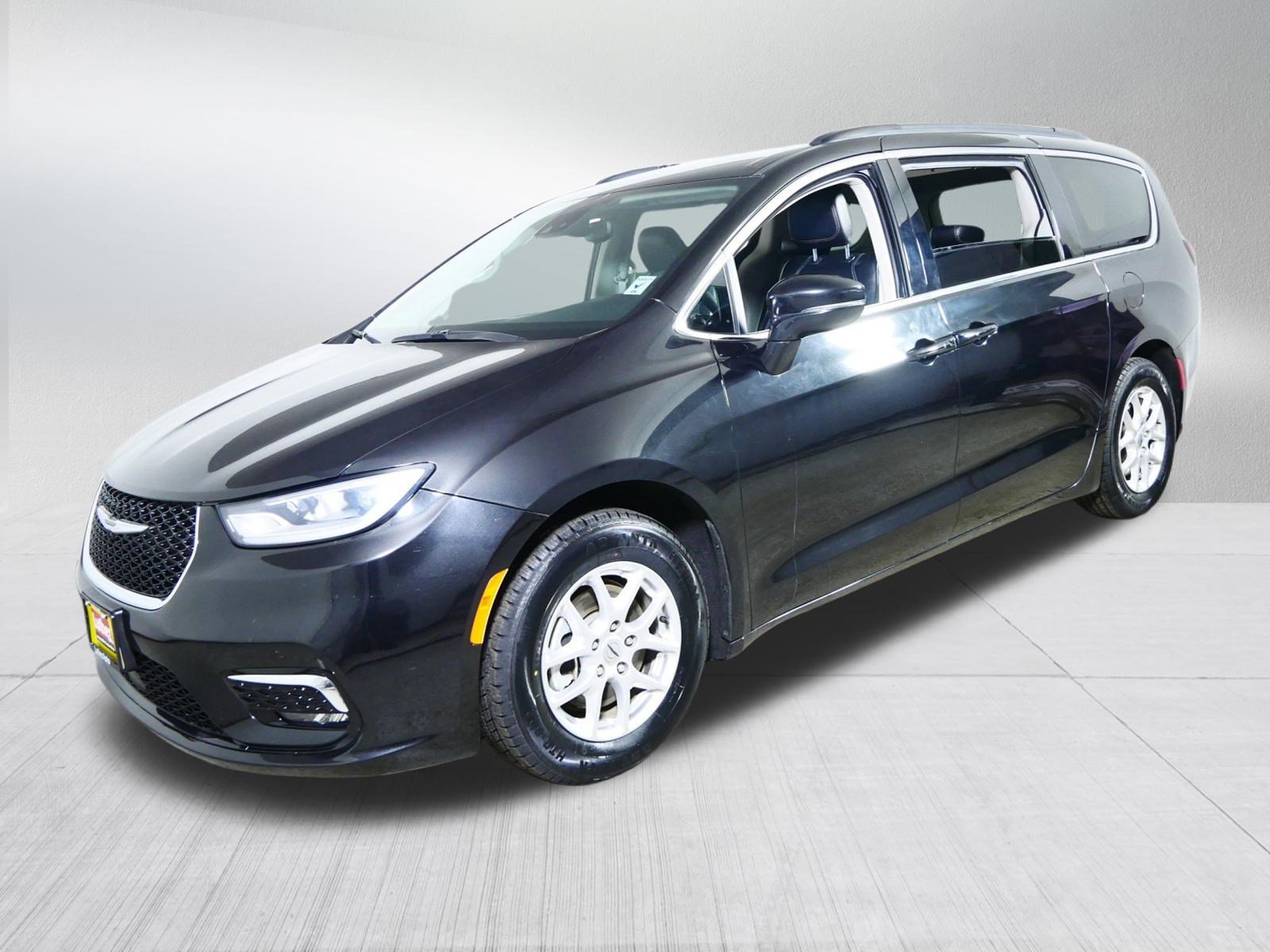 Used 2022 Chrysler Pacifica Touring-L image 3