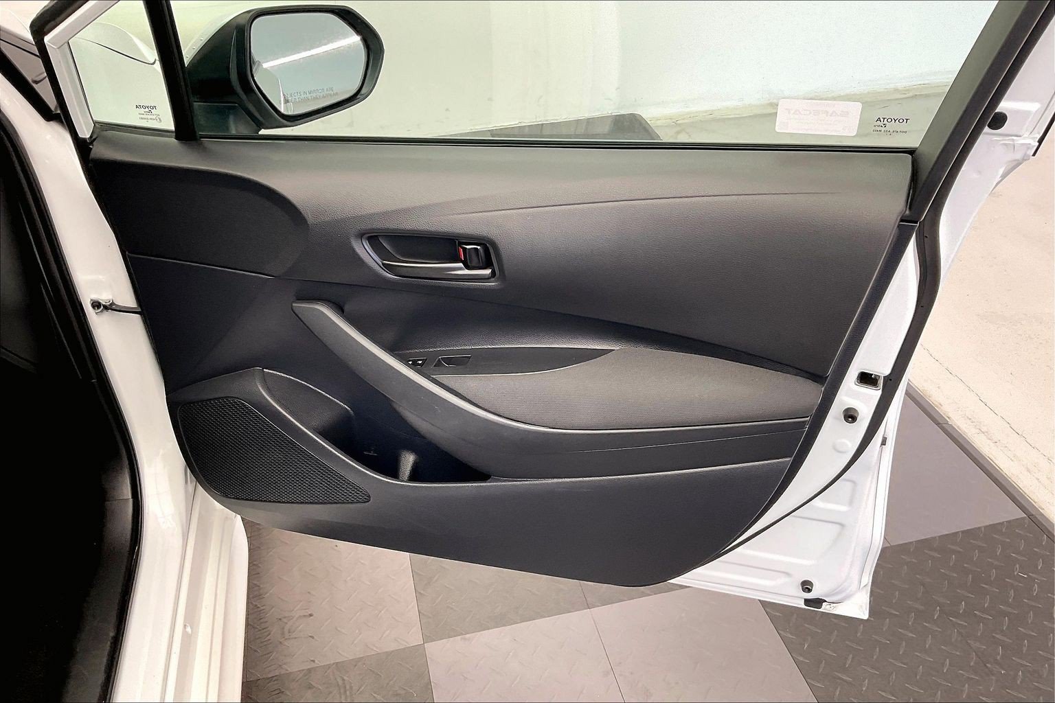 Used 2025 Toyota Corolla LE FWD image 27