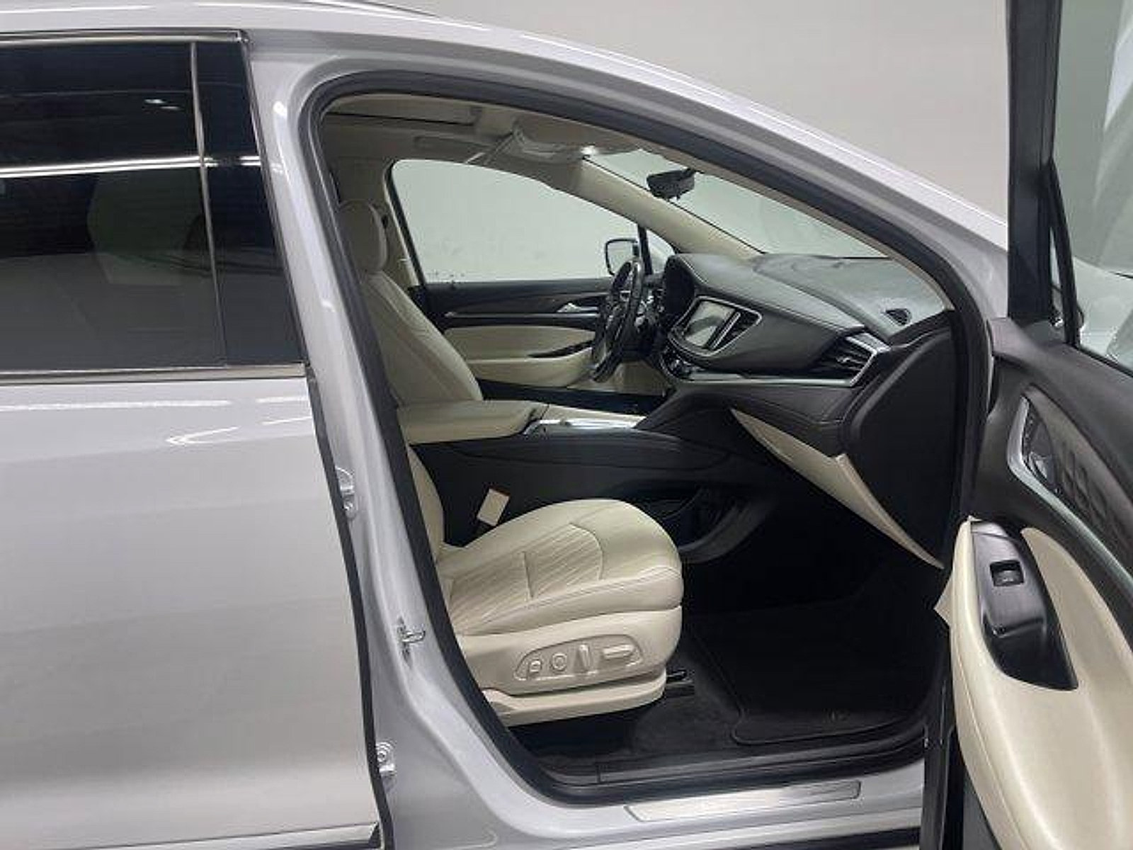 Used 2023 Buick Enclave Avenir w/ Avenir Technology Package AWD/4WD image 19