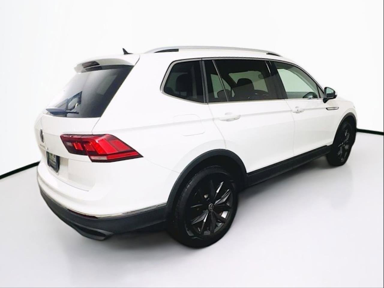 Used 2022 Volkswagen Tiguan SE image 9