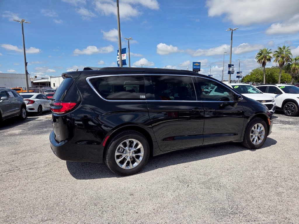 Used 2022 Chrysler Pacifica Touring-L AWD/4WD image 14