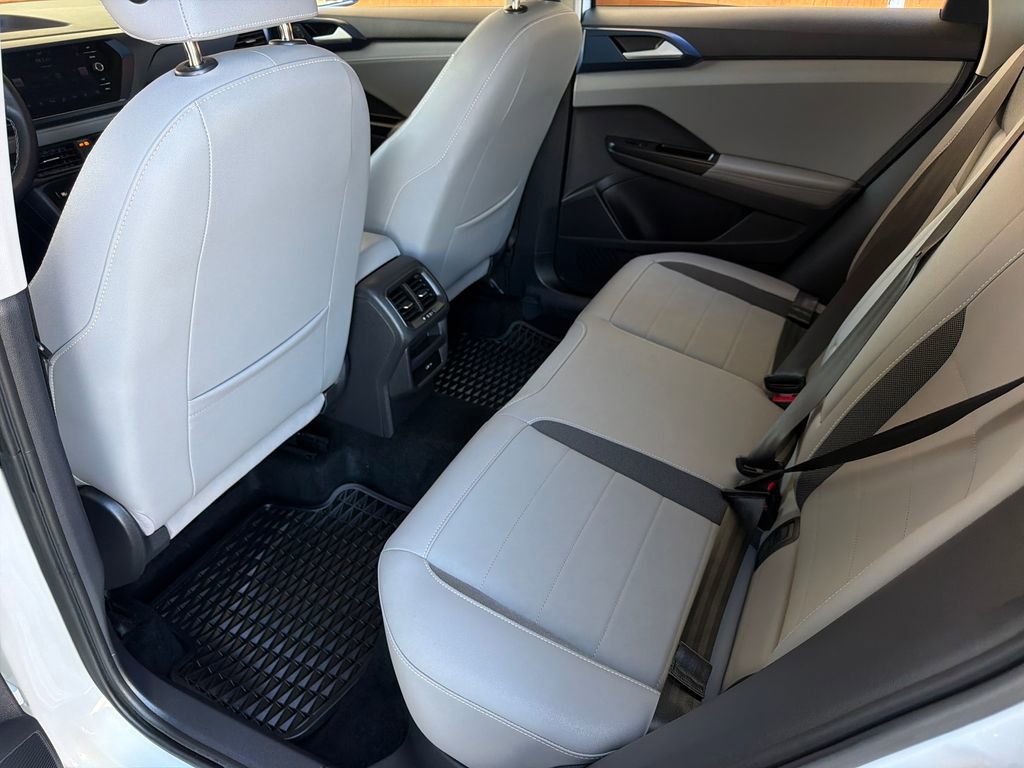 Used 2024 Volkswagen Taos SE w/ Black Wheel Package image 30