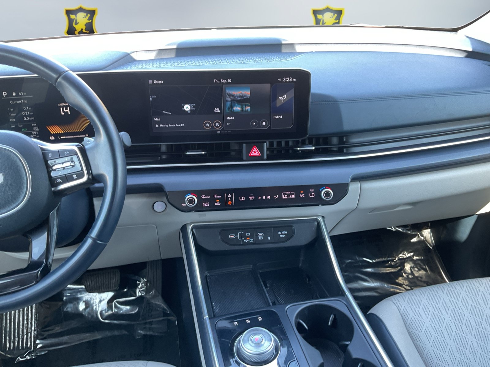 Used 2025 Kia Carnival EX FWD image 13