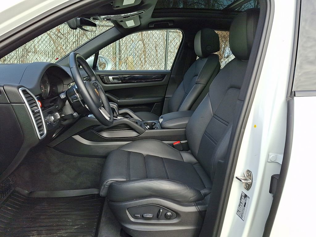 Used 2023 Porsche Cayenne w/ Premium Package image 9
