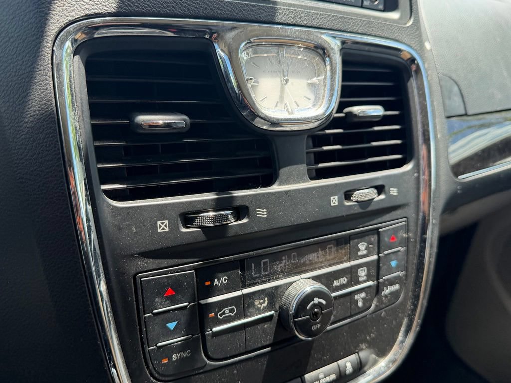 Used 2013 Chrysler Town & Country Touring FWD image 27
