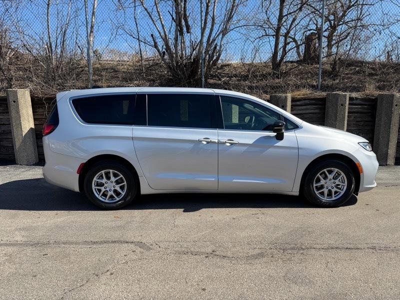 Used 2026 Chrysler Pacifica Select FWD image 8