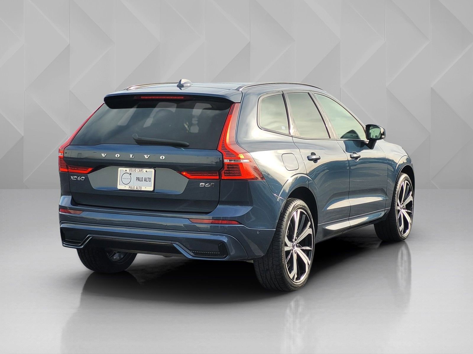 Certified 2023 Volvo XC60 B6 Ultimate w/ Climate Package image 6