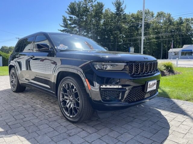 Used 2025 Jeep Grand Cherokee Summit w/ Obsidian Package AWD/4WD image 3