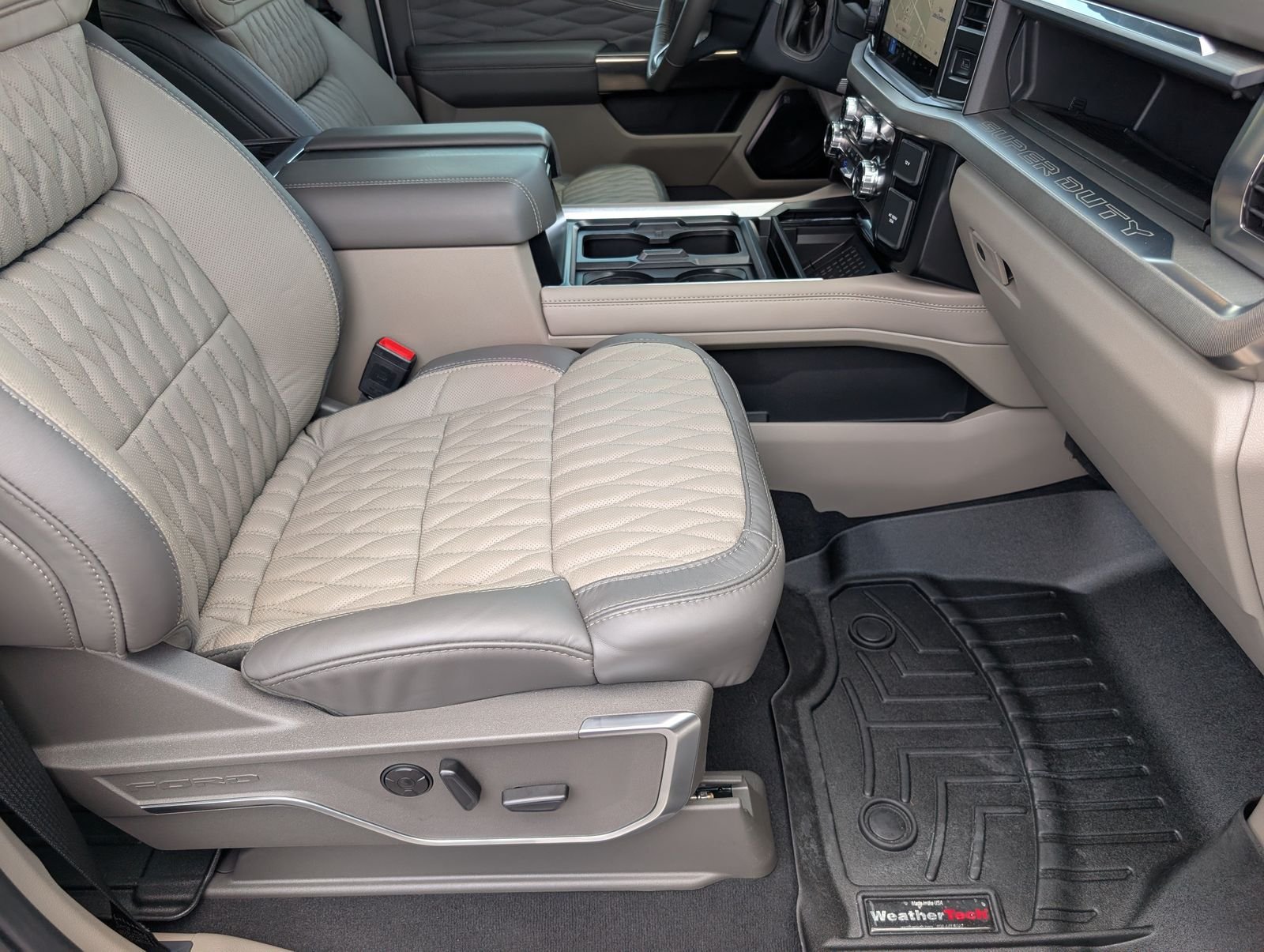 Used 2025 Ford F250 Platinum w/ Platinum Plus Package AWD/4WD image 32