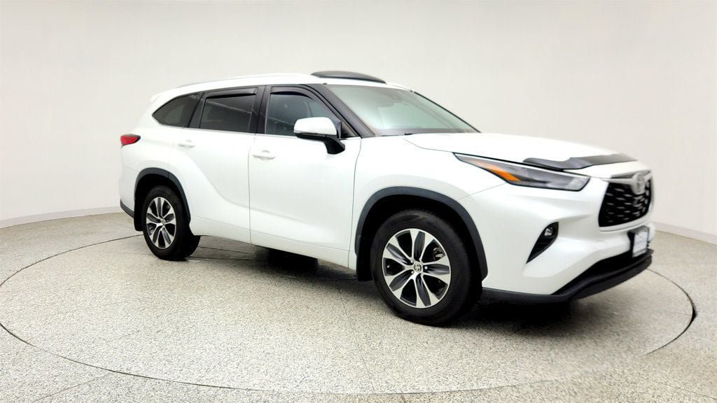 Used 2022 Toyota Highlander XLE AWD/4WD image 3
