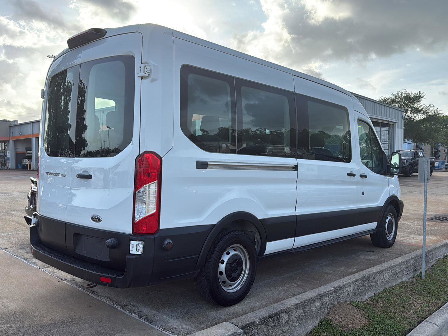 Used 2019 Ford Transit 350 XL image 3