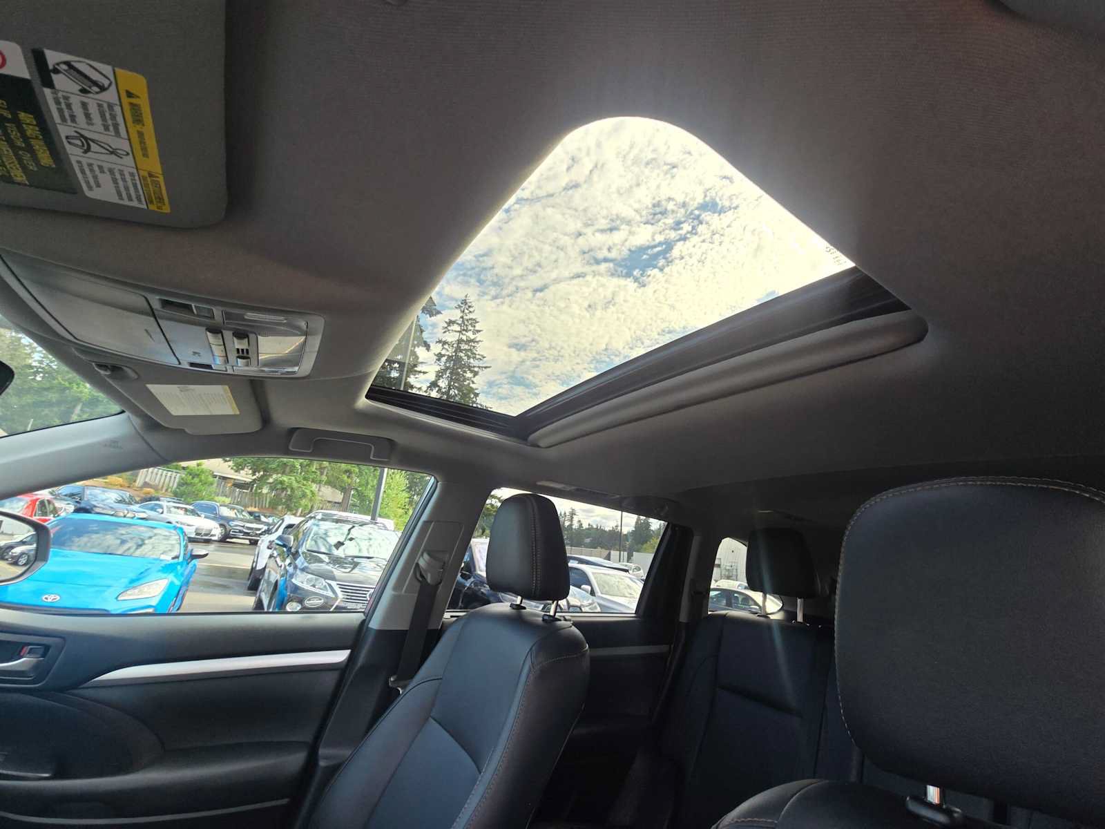 Used 2019 Toyota Highlander XLE AWD/4WD image 23