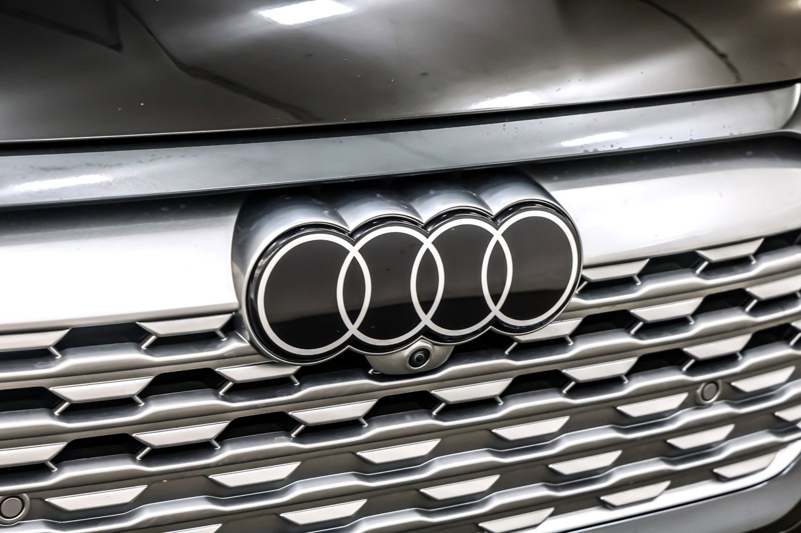 Used 2024 Audi Q8 e-tron Premium Plus image 14