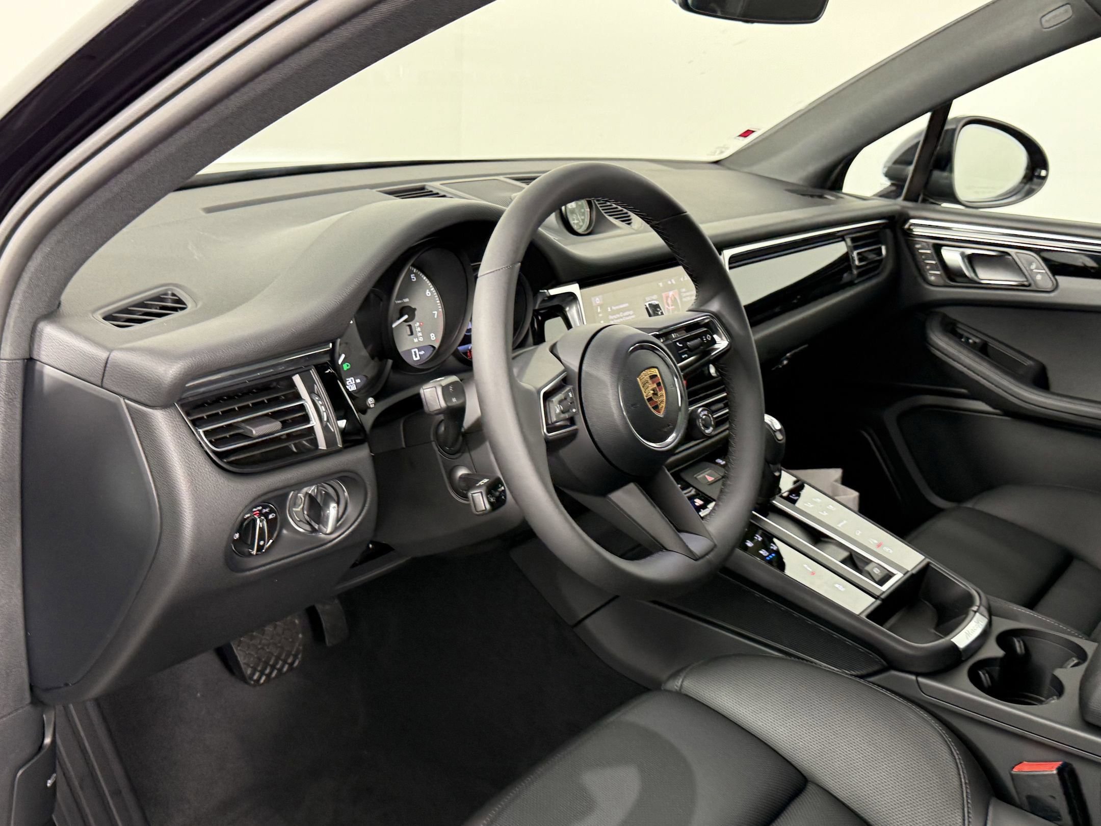 Certified 2026 Porsche Macan S AWD/4WD image 4