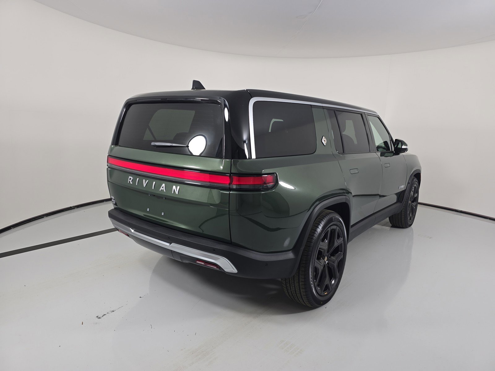 Used 2024 Rivian R1S Adventure image 5