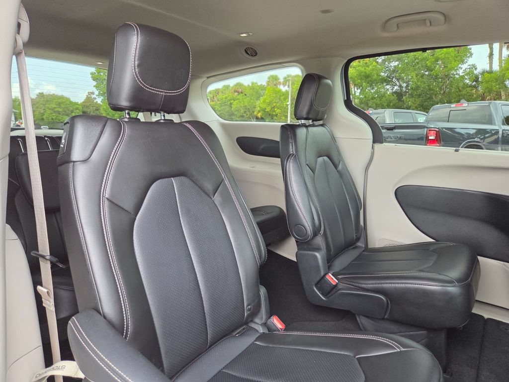 Used 2024 Chrysler Pacifica Touring-L FWD image 19