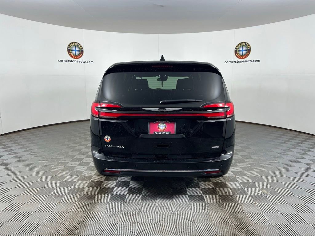Used 2025 Chrysler Pacifica Select image 20