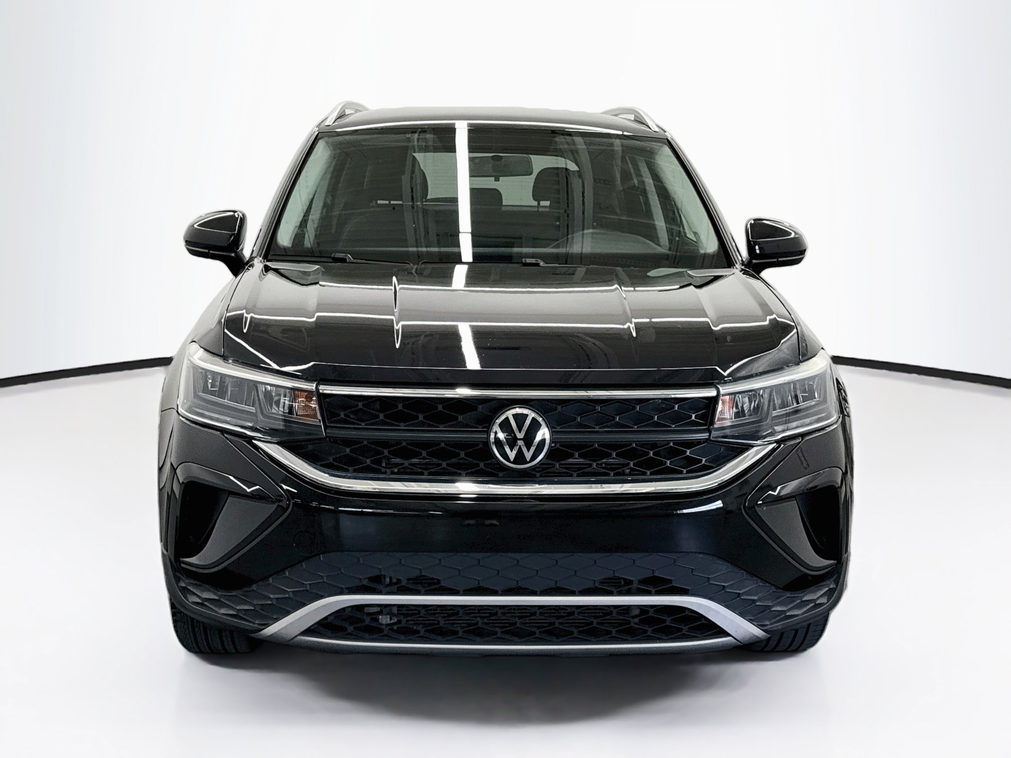 Used 2022 Volkswagen Taos SE FWD image 2