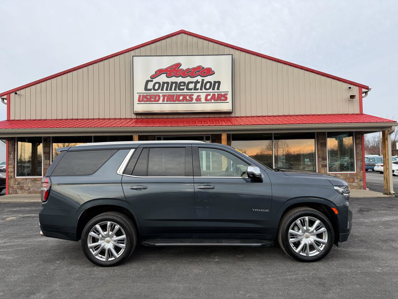 Used 2021 Chevrolet Tahoe Premier w/ Premium Package image 3