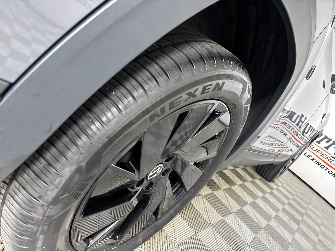 Used 2025 Volkswagen Atlas Cross Sport SE FWD image 31