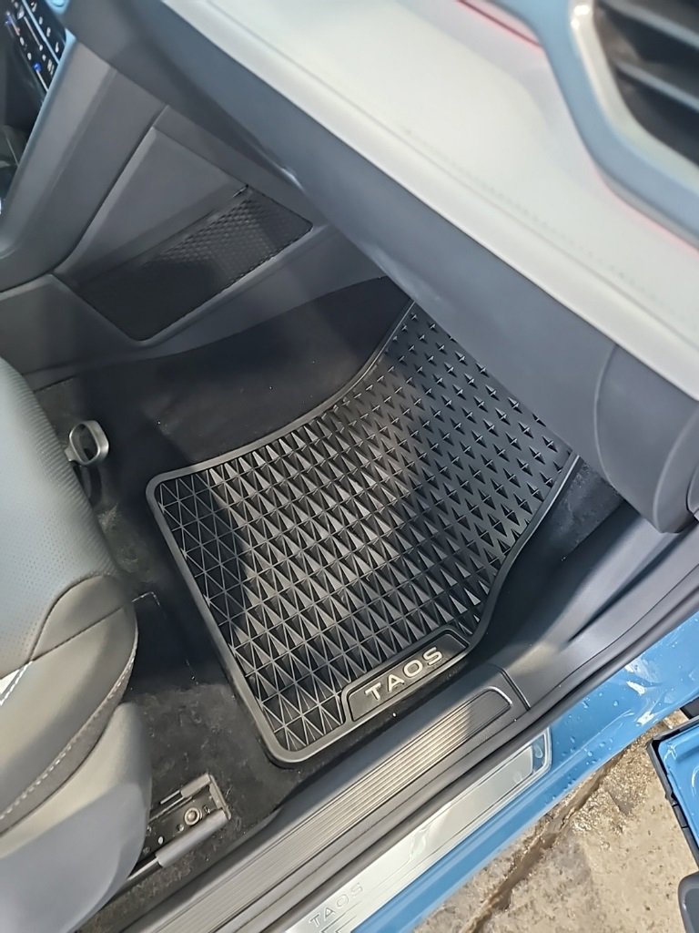 Used 2025 Volkswagen Taos SEL image 14