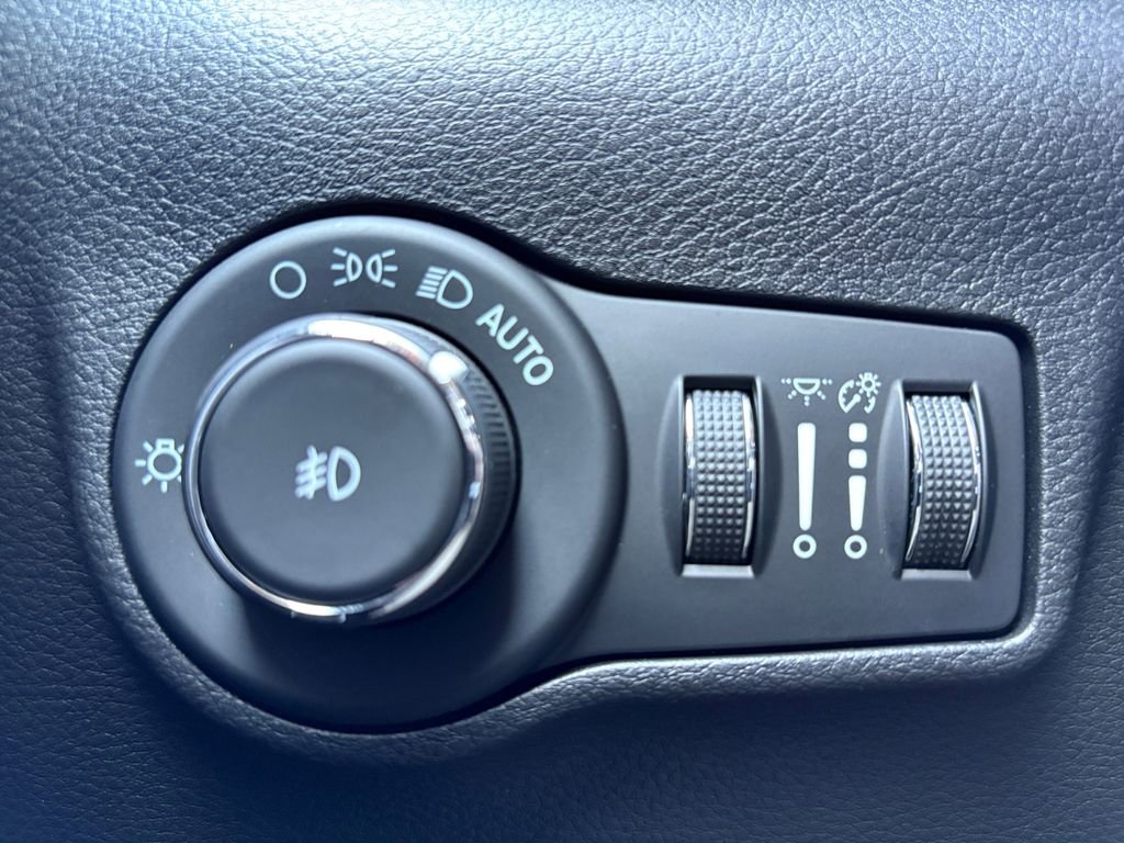 Used 2022 Jeep Compass Latitude image 3