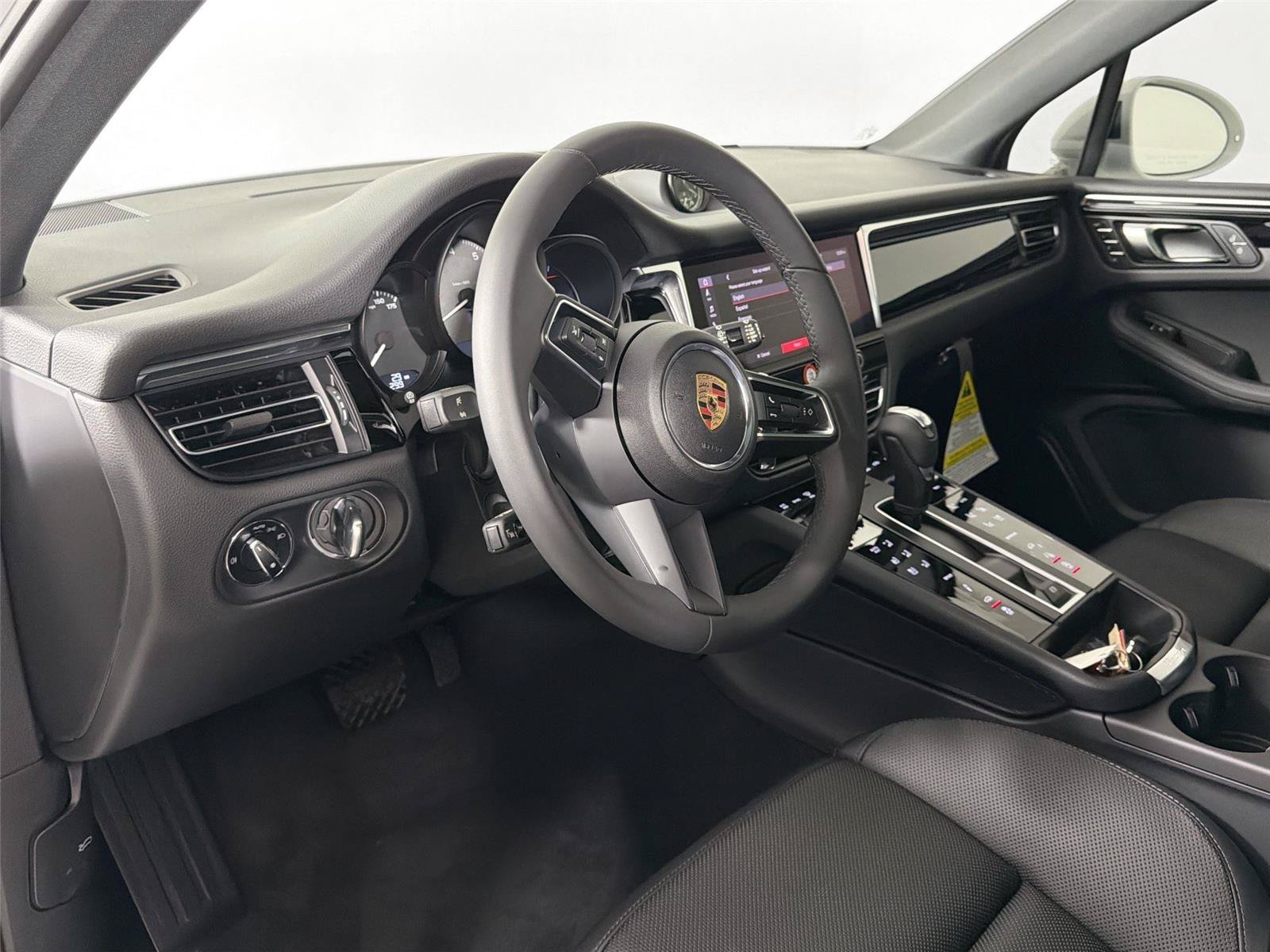 Certified 2025 Porsche Macan S AWD/4WD image 4