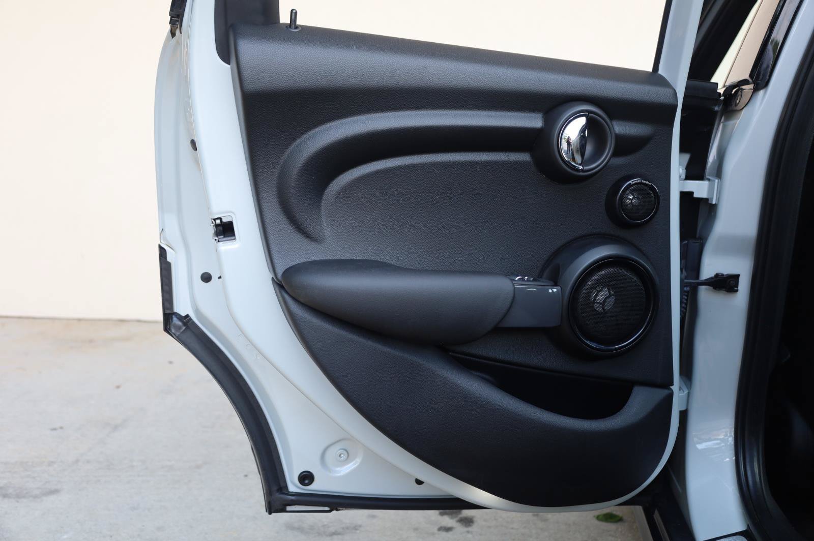 Used 2015 MINI Cooper 4-Door Hardtop FWD image 19