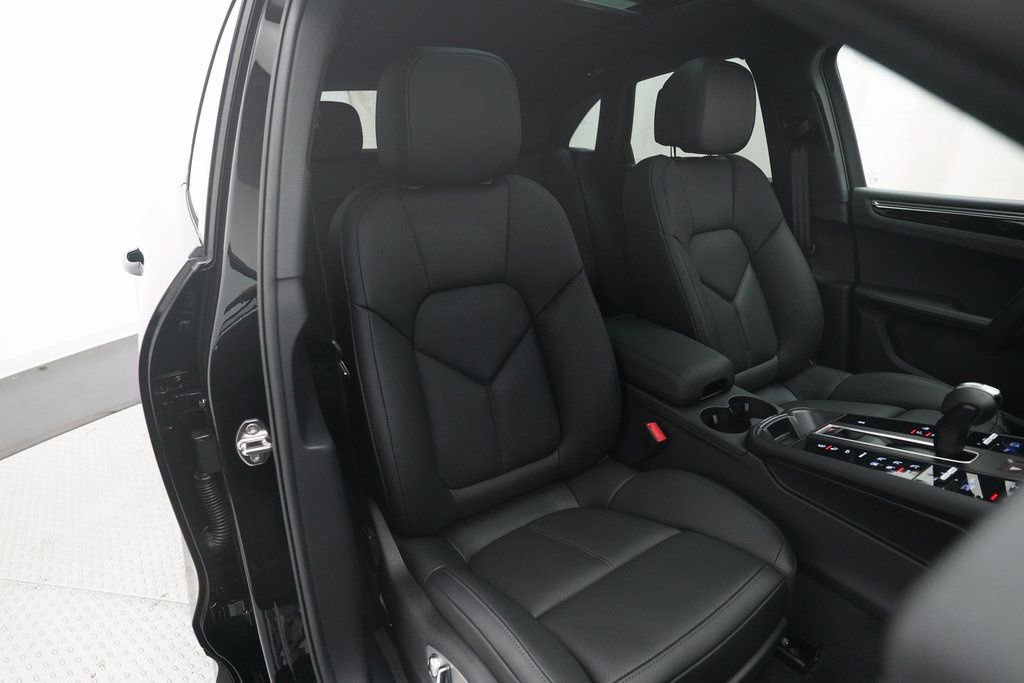 Certified 2026 Porsche Macan image 31
