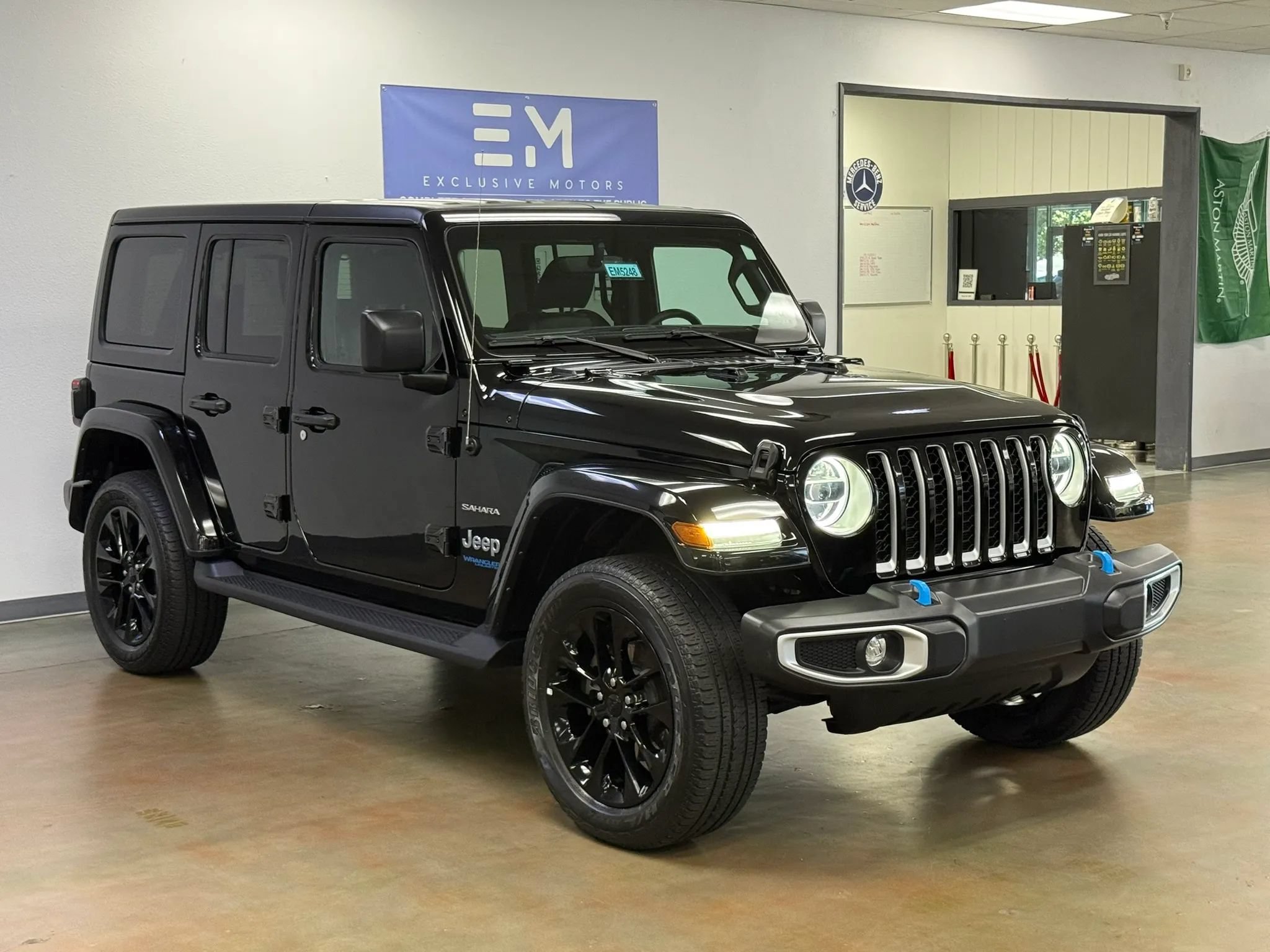 Used 2022 Jeep Wrangler Unlimited Sahara w/ Cold Weather Group AWD/4WD image 2