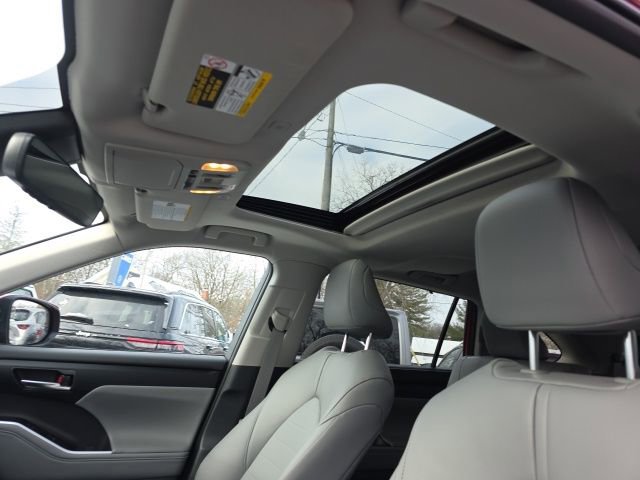 Used 2026 Toyota Highlander XLE image 3