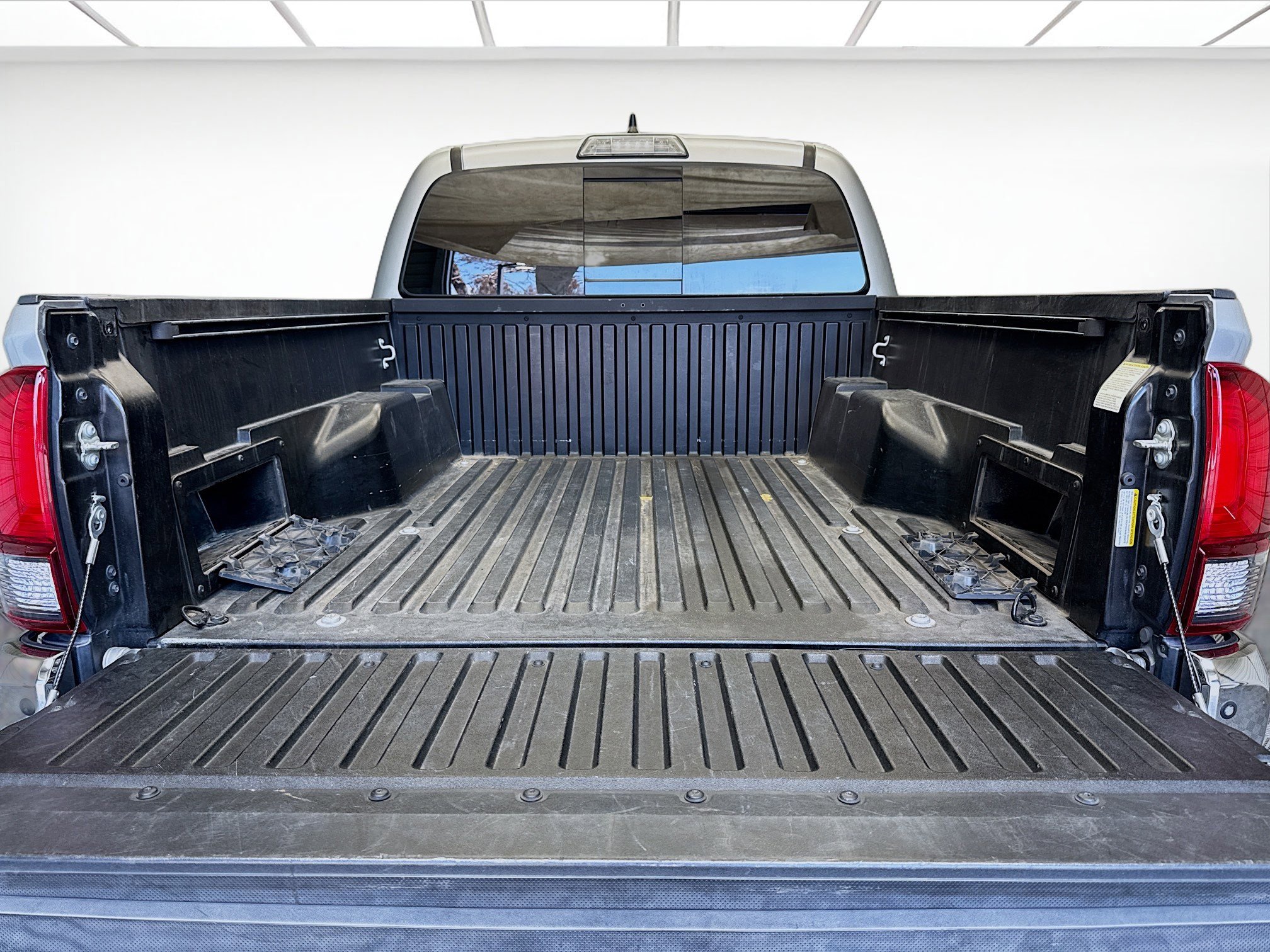 Used 2018 Toyota Tacoma SR5 RWD image 16