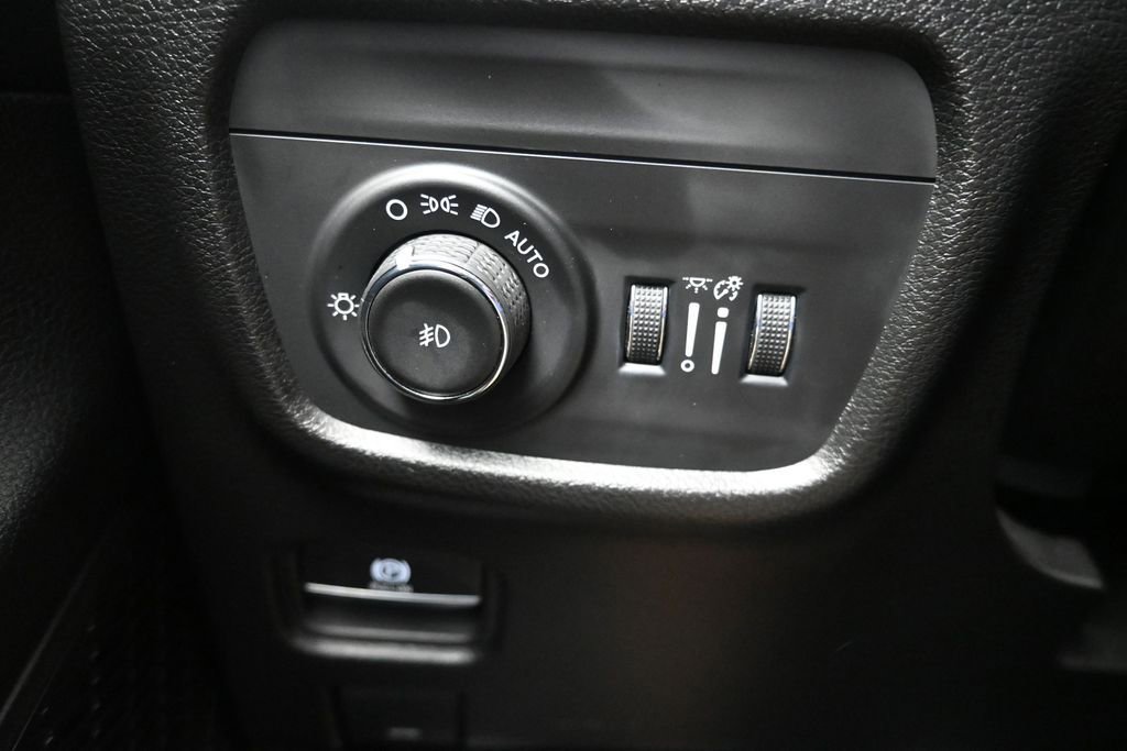 Used 2023 Jeep Grand Cherokee Limited AWD/4WD image 17