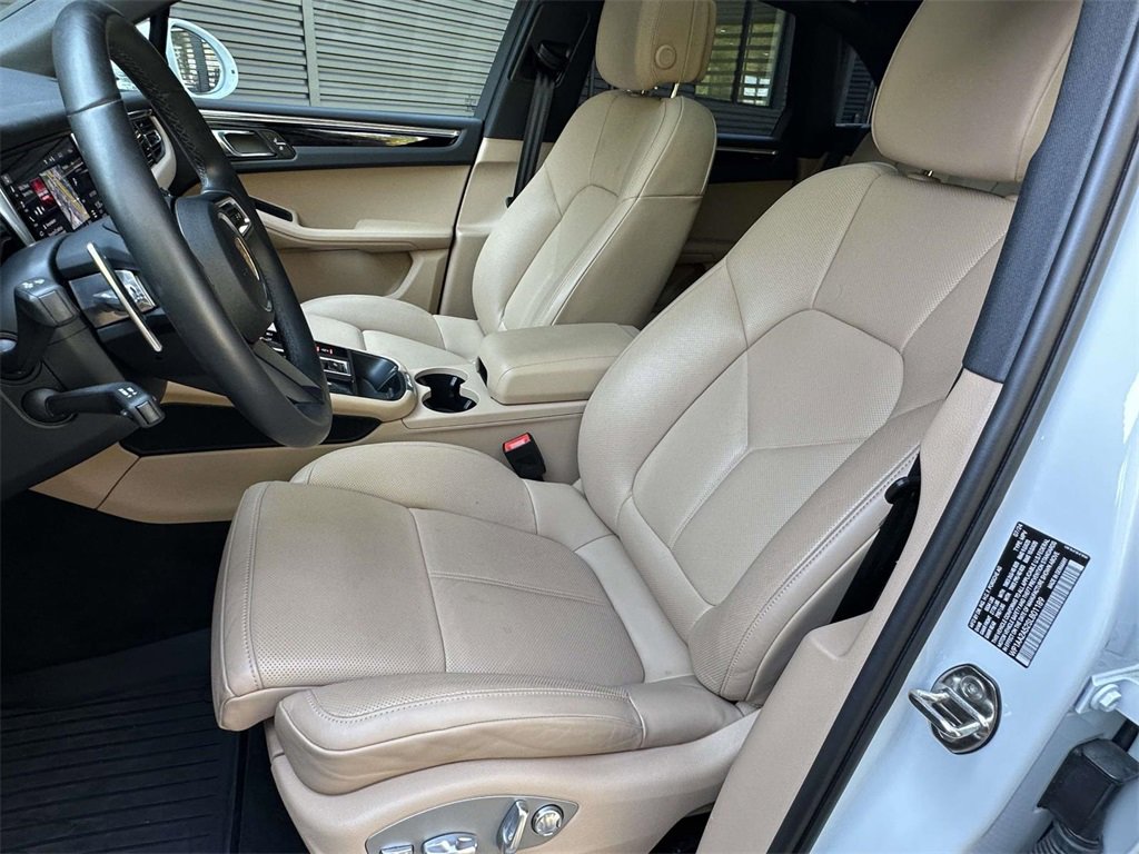 Certified 2025 Porsche Macan Turbo image 5