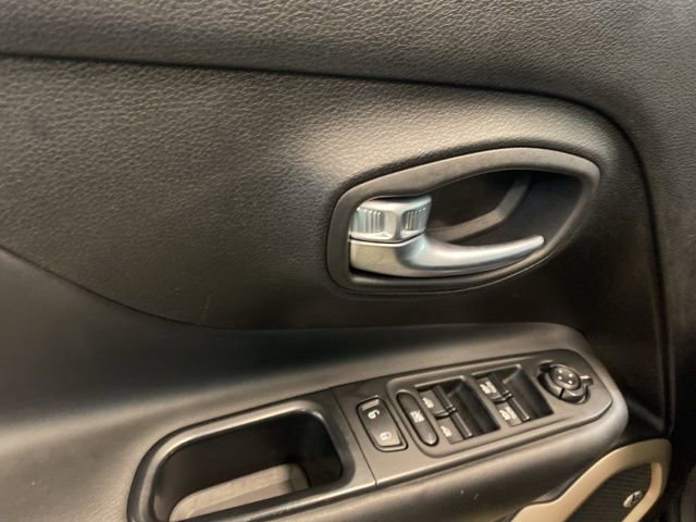 Used 2017 Jeep Renegade Limited image 14