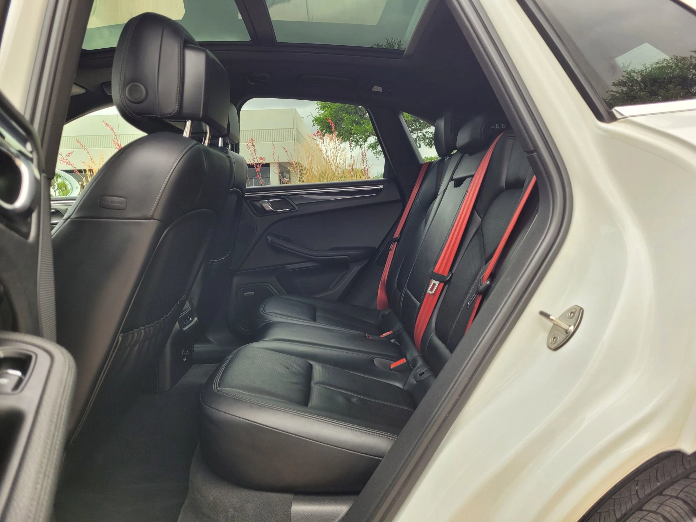 Used 2015 Porsche Macan S image 40