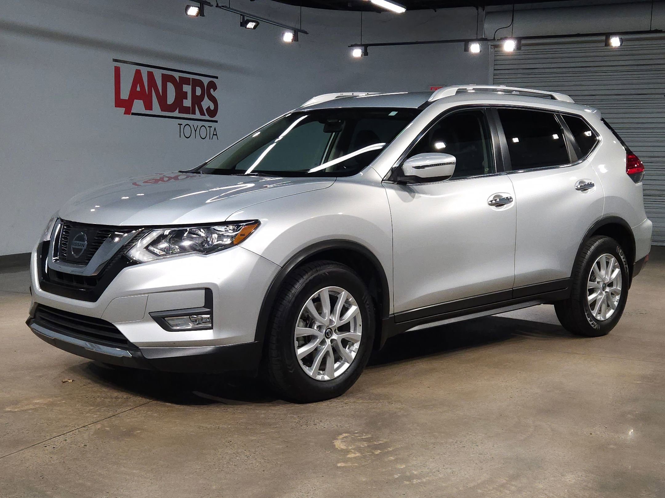 Used 2017 Nissan Rogue SV FWD image 3