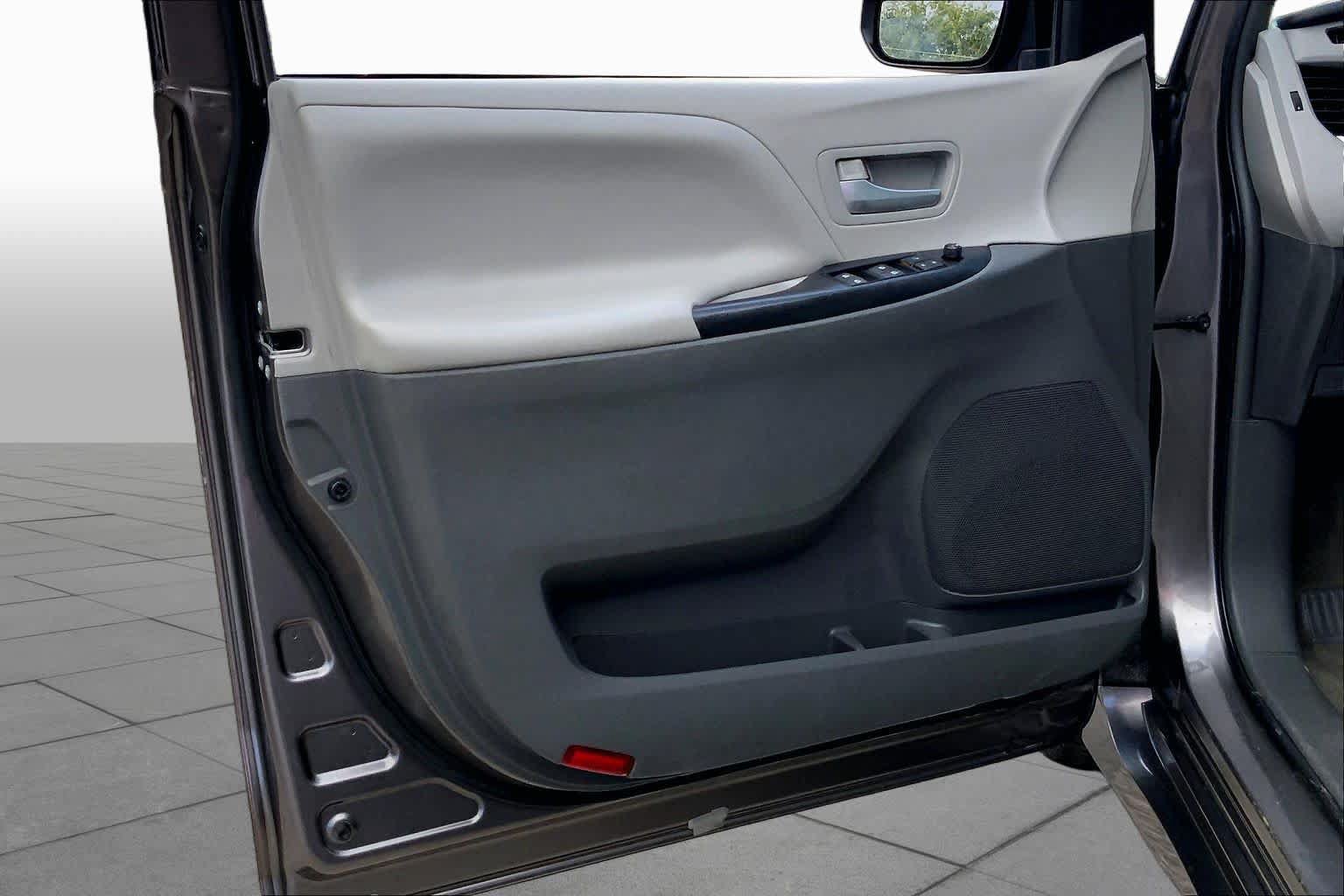 Used 2018 Toyota Sienna LE FWD image 21