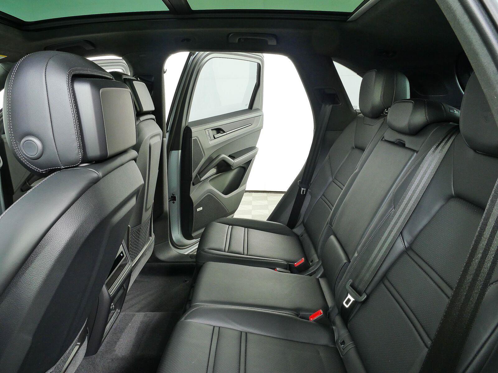 Certified 2025 Porsche Cayenne GTS AWD/4WD image 20
