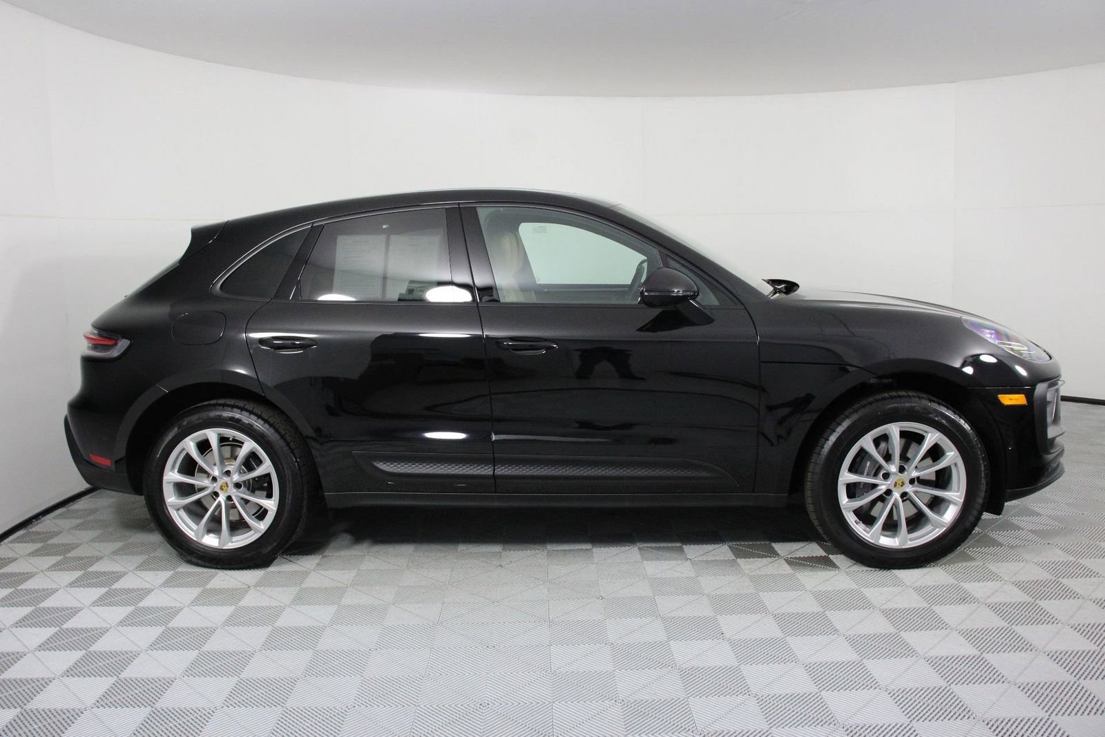 Certified 2025 Porsche Macan image 8