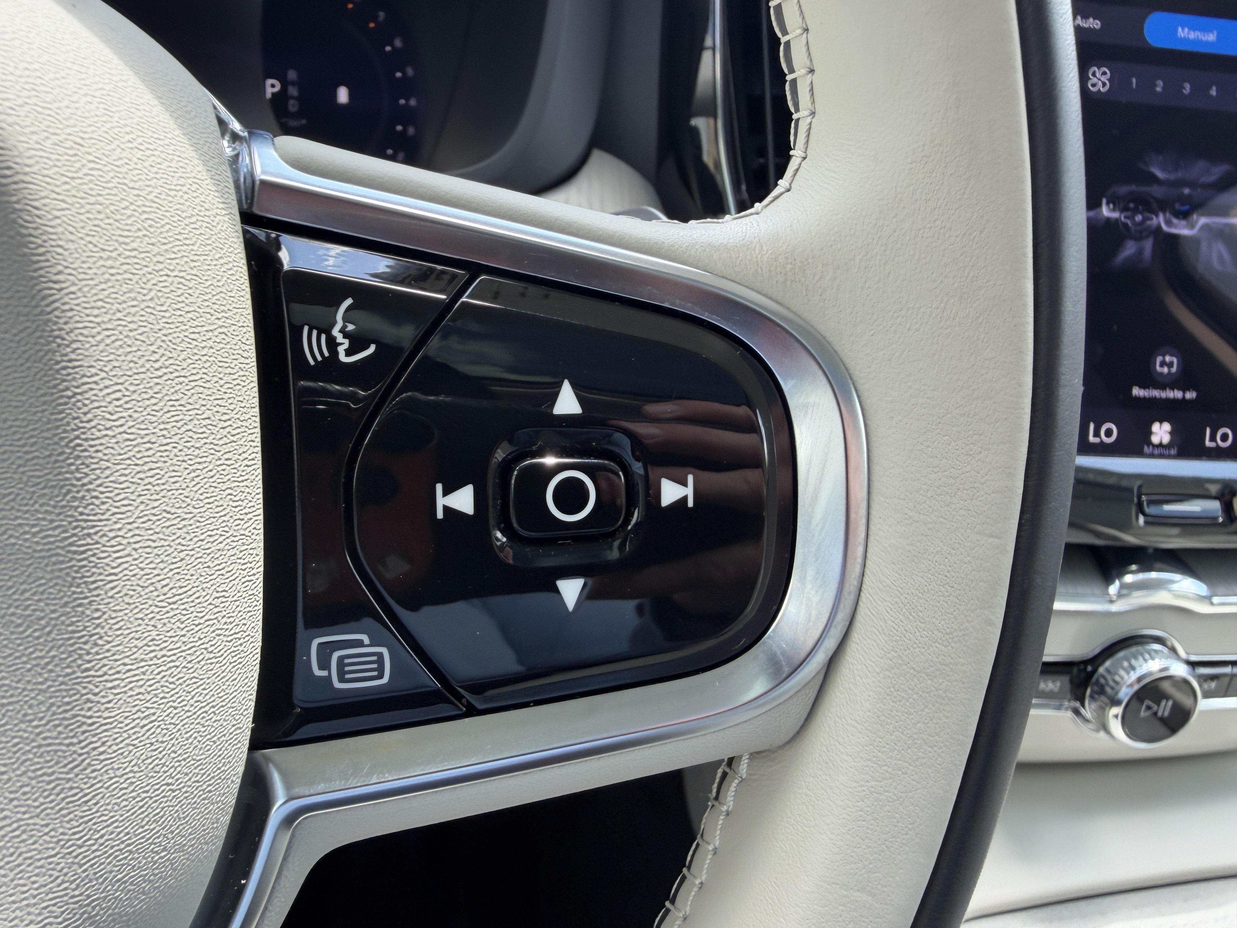 Certified 2024 Volvo XC60 B5 Plus w/ Protection Package Premier AWD/4WD image 30