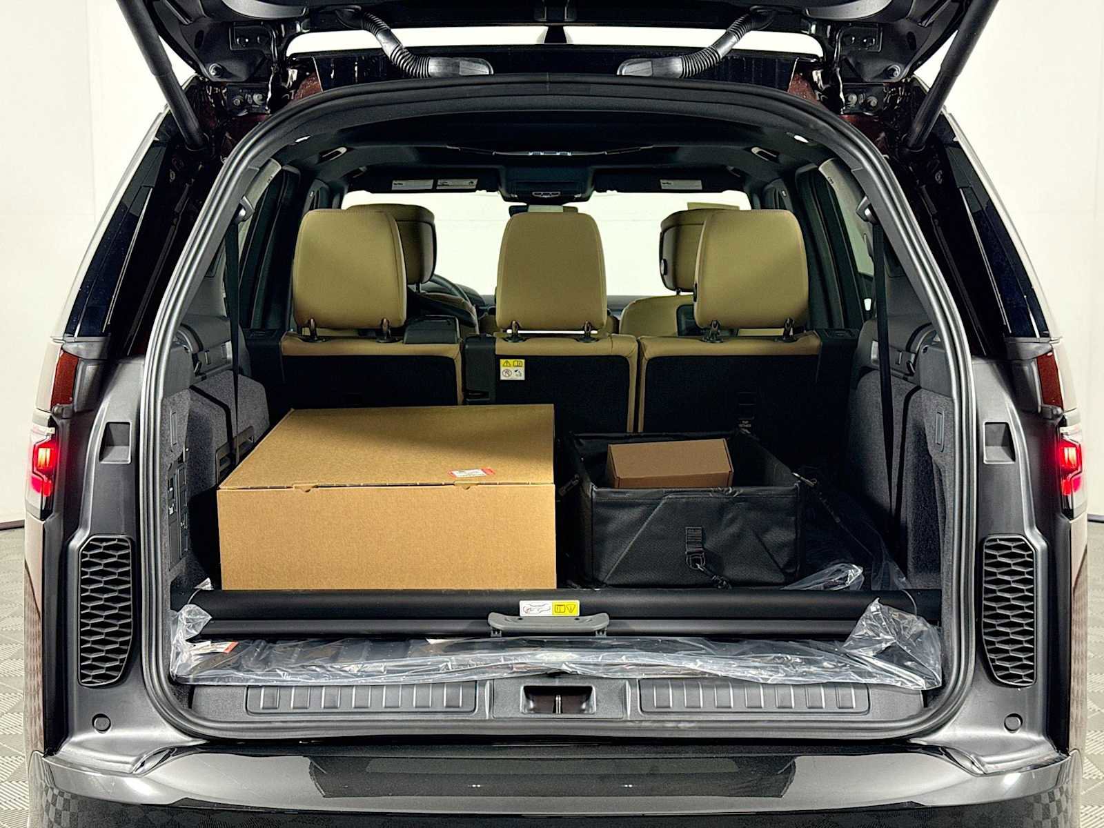 New 2026 Land Rover Discovery Limited Edition image 25