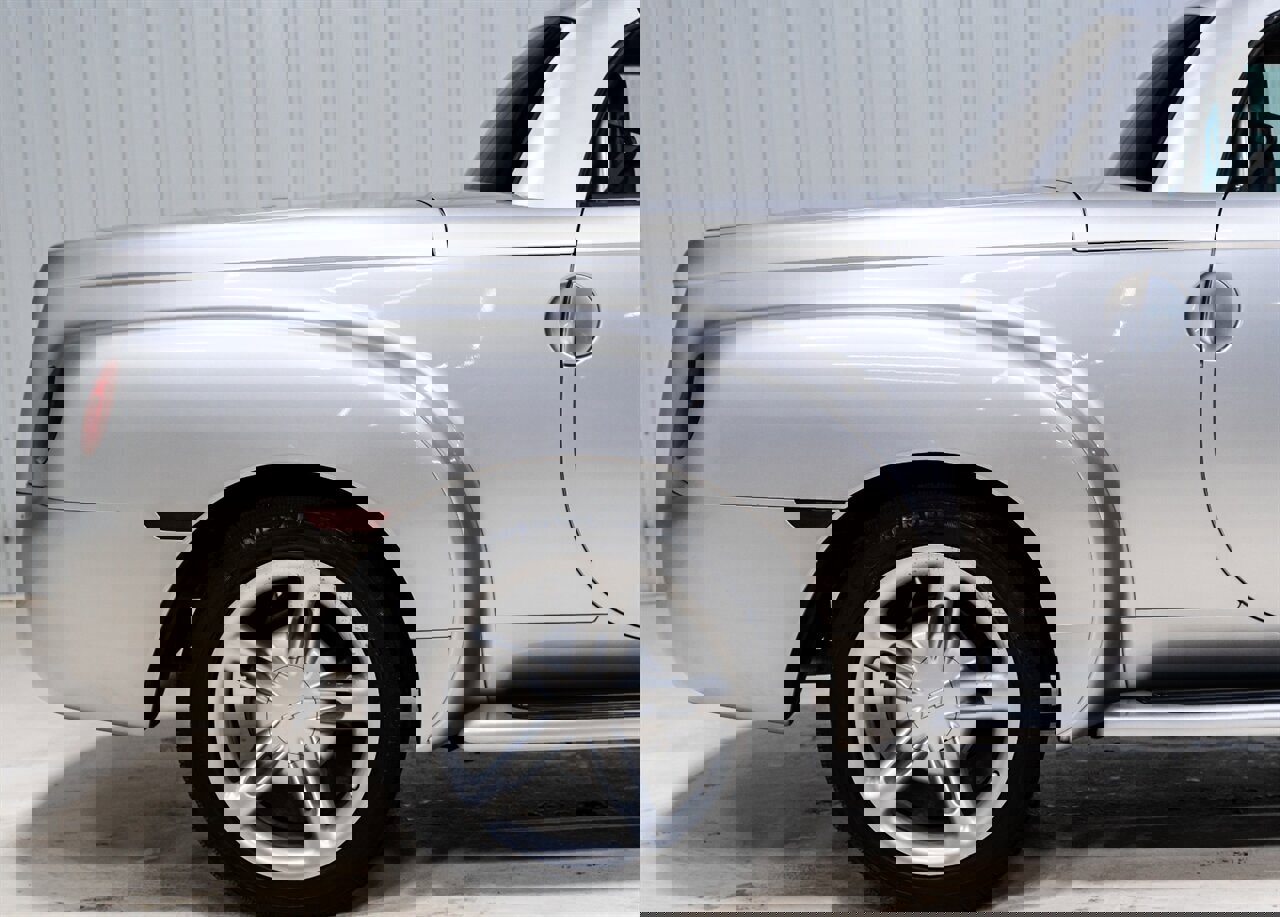 Used 2004 Chevrolet SSR w/ Preferred Equipment Group image 23