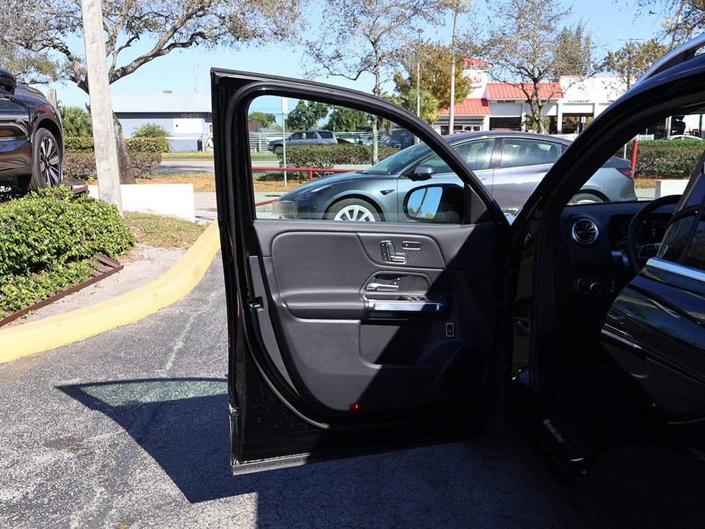Used 2025 Mercedes-Benz GLB 250 w/ Driver Assistance Package image 22