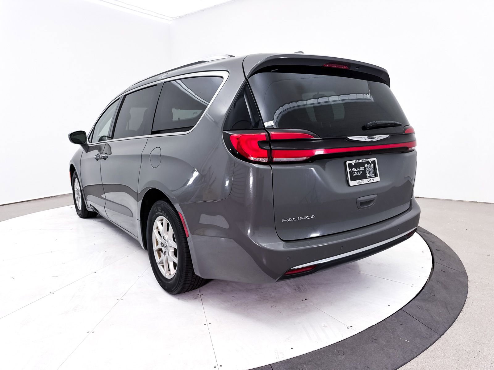 Used 2021 Chrysler Pacifica Touring-L FWD image 15