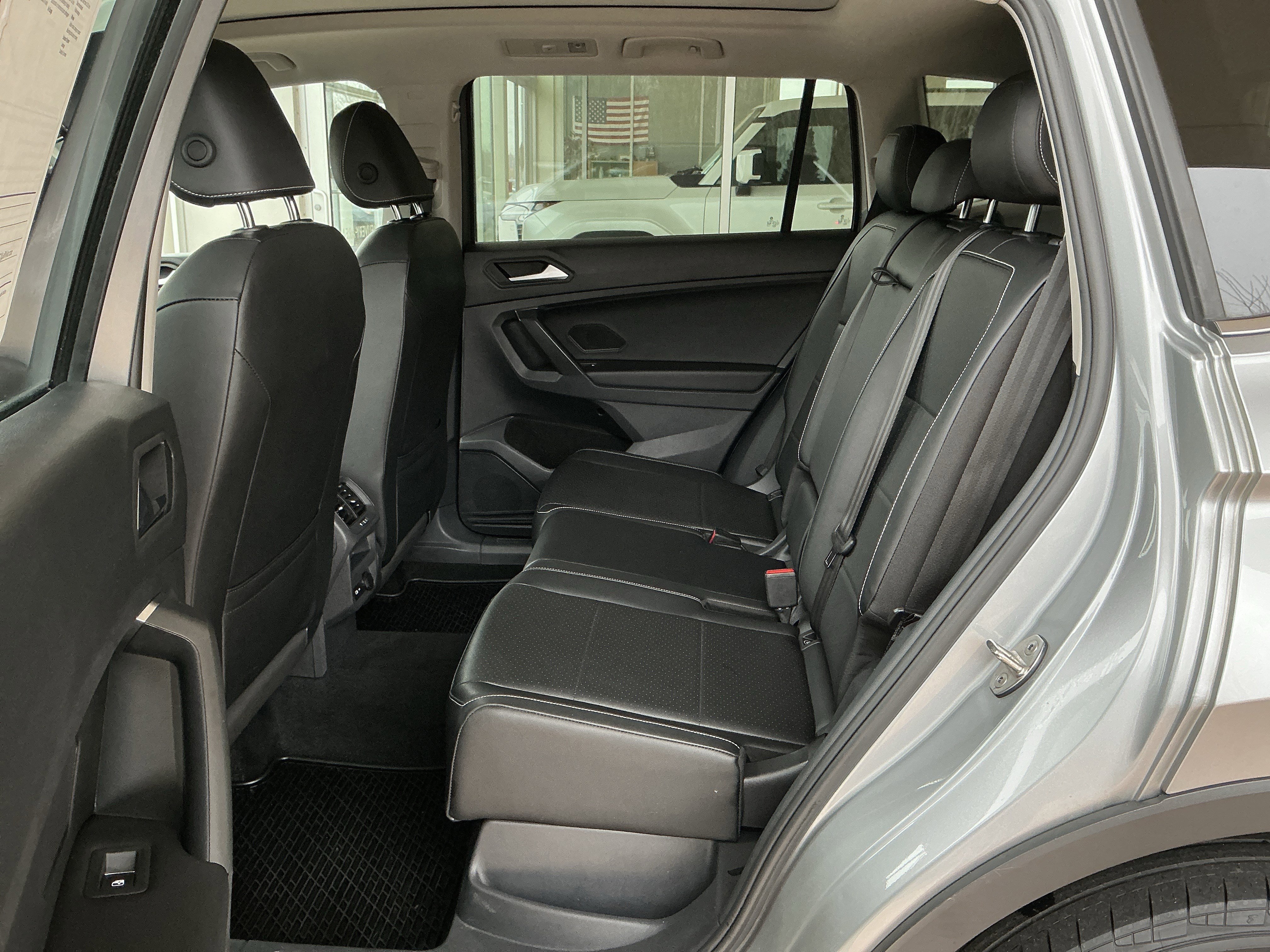 Used 2021 Volkswagen Tiguan SE w/ Panoramic Sunroof Package image 18