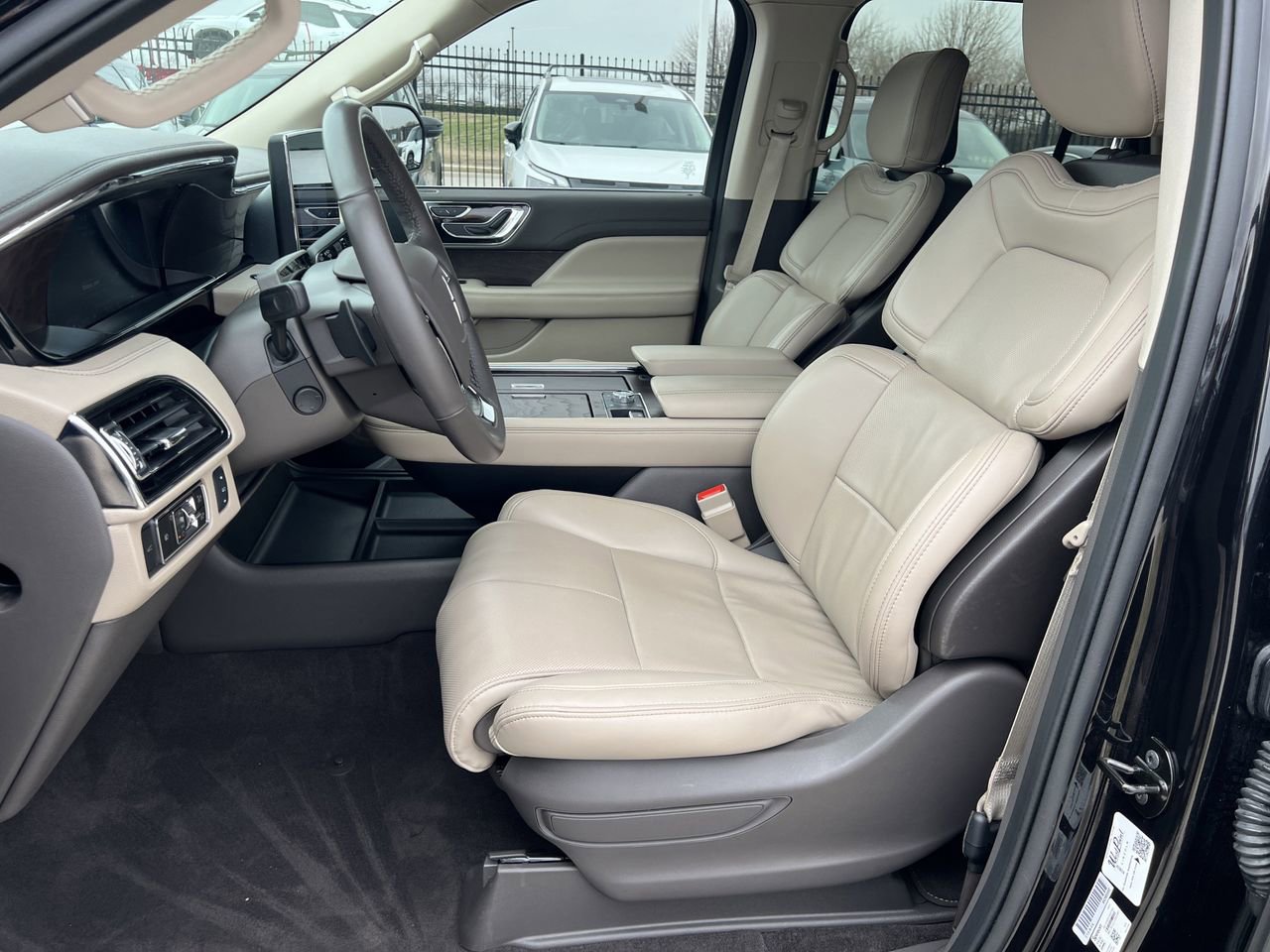 Used 2024 Lincoln Navigator Premiere image 22