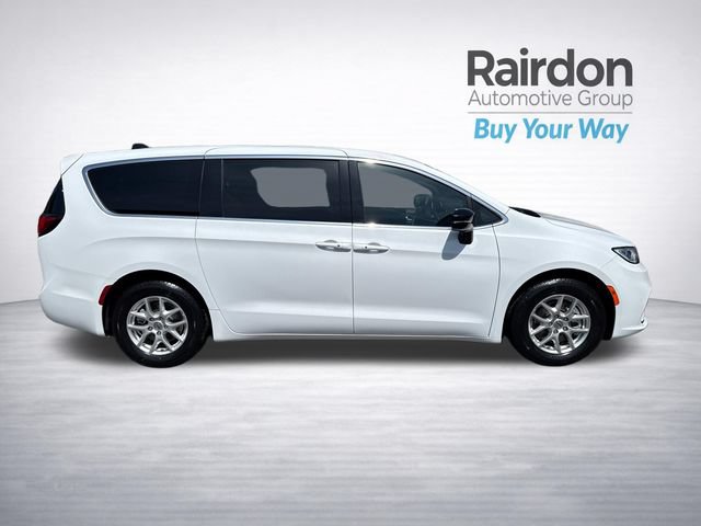 Used 2025 Chrysler Pacifica Select FWD image 8